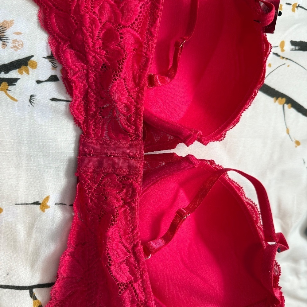NWT Marilyn Monroe Red Lace Light Lift Bra – Size 36B – Sultry & Elegant! ❤️✨ - Picture 2 of 4